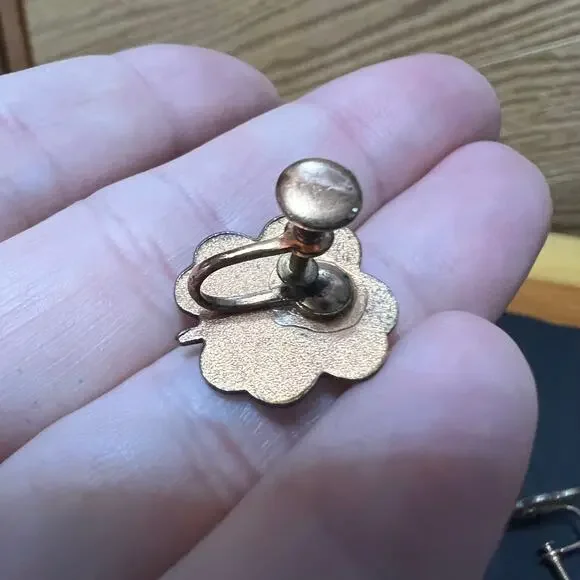 Vintage Handcrafted Earrings Clover Clip On Screw Gold Tone Speckled Center - Picture 6 of 8